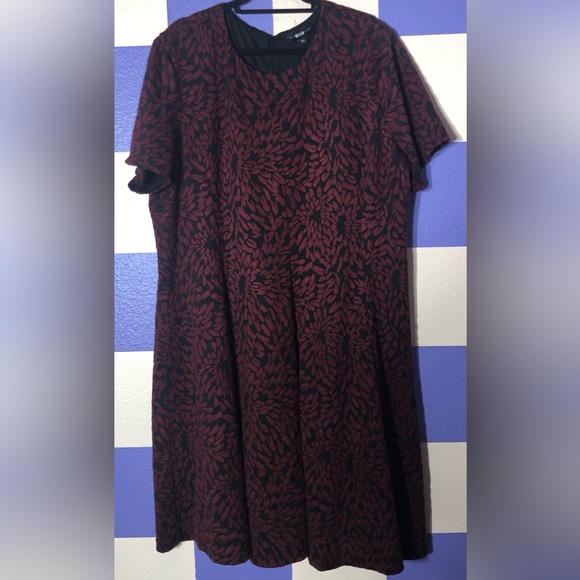 Slate and Willow Fit & Flare Short Sleeve Dress in Black and Red - Size 3X - Picture 2 of 5